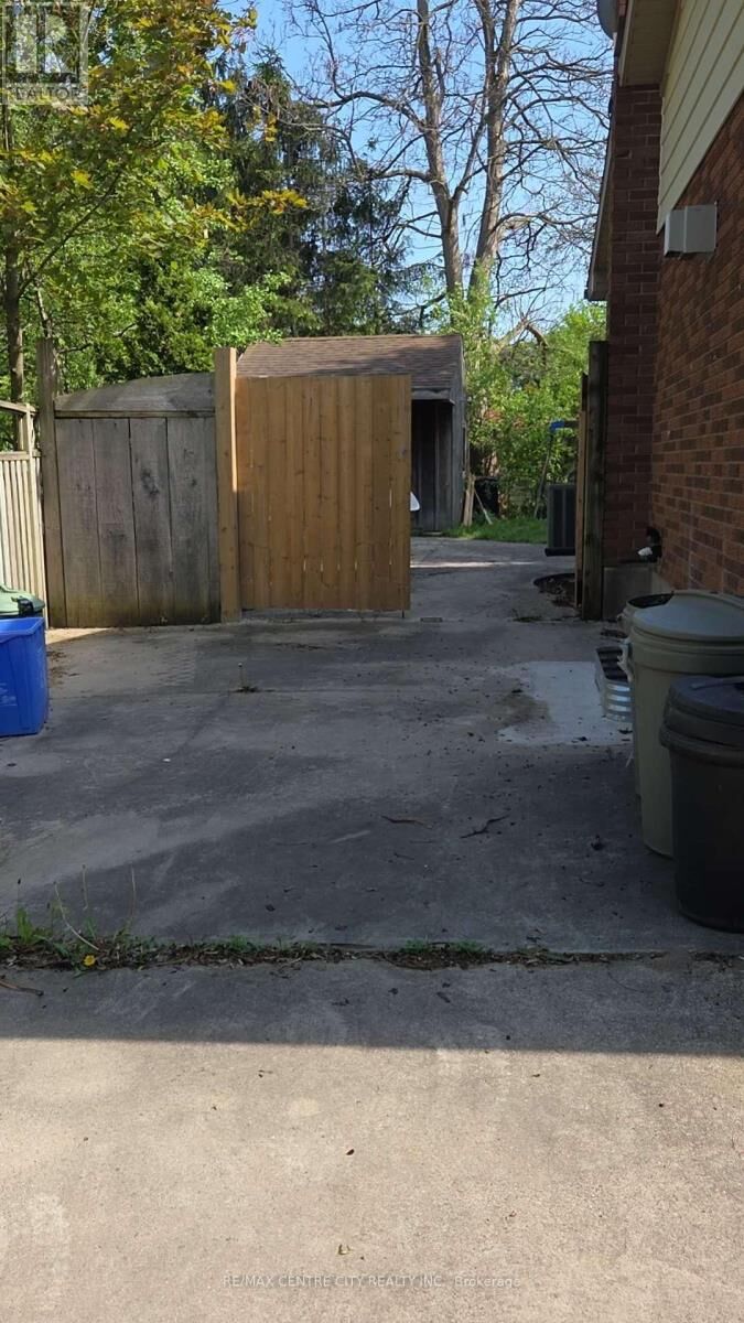 Property Photo: 116 Paperbirch Crescent ON N6G 1L7
