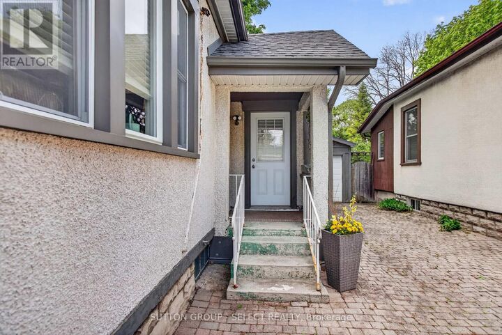 Property Photo:  14 Arthur Street  ON N5Y 3B9 