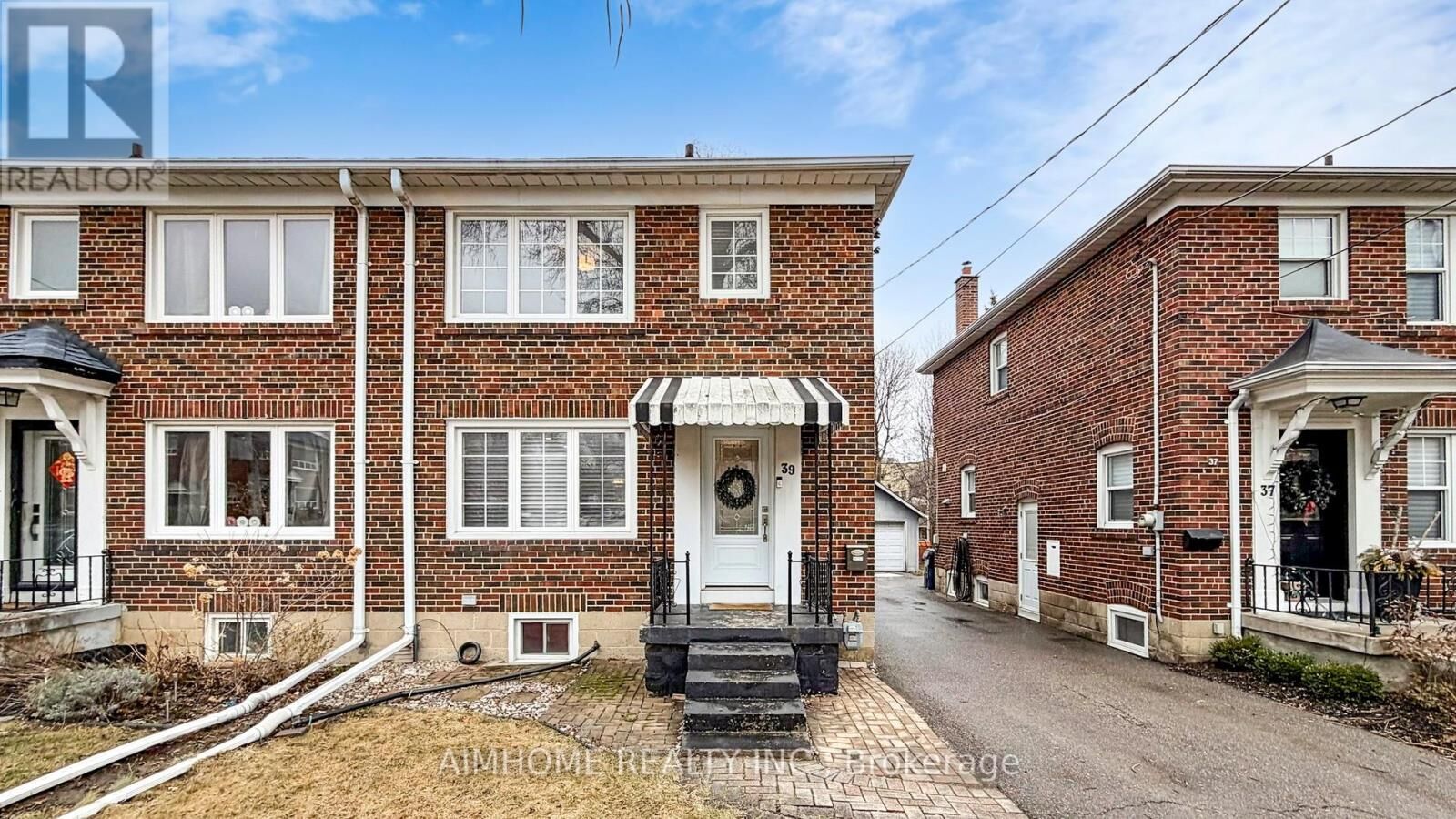 Property Photo:  39 Brentcliffe Road  ON M4G 3Y4 