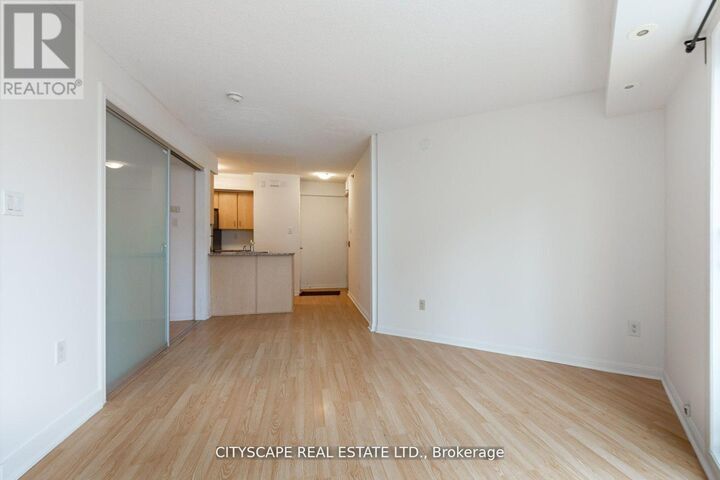 Property Photo:  80 Joe Shuster Way 1704  ON M5G 2M4 