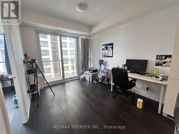 Property Photo:  30 Elm Drive West 2109  ON L5B 0N6 