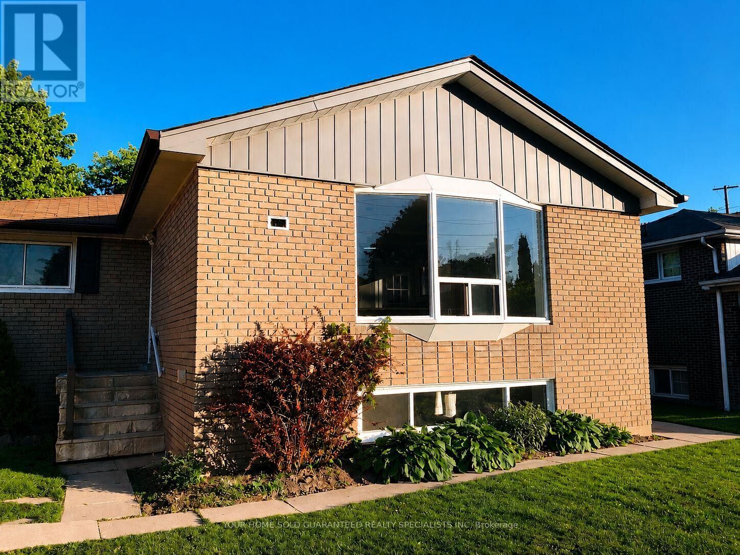 Property Photo:  15B Aurora Heights Drive  ON L4G 2W3 