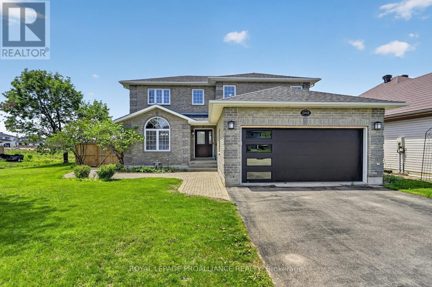 Property Photo:  1014 Crestwood Drive  ON K6V 7N1 