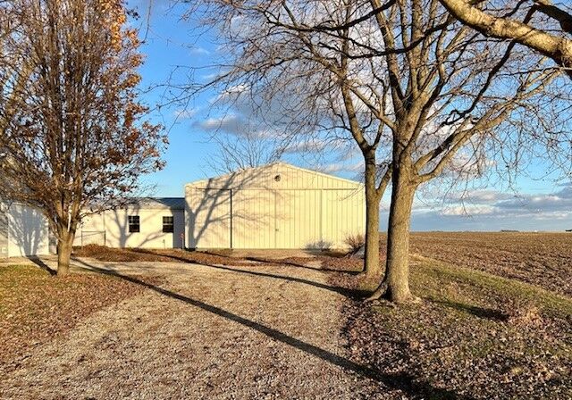 Property Photo:  86 County Road 575  IL 61863 