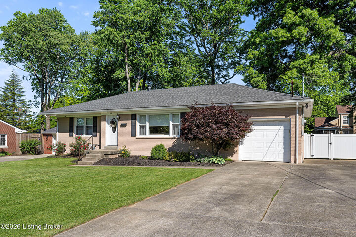 Property Photo: 10 Cardwell Way KY 40220