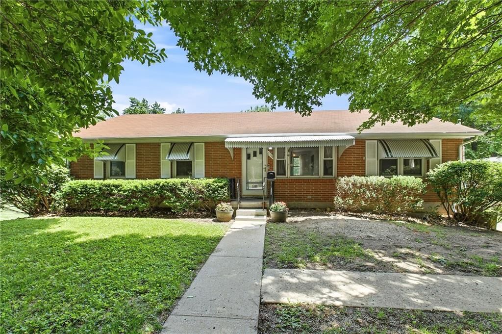Property Photo:  3113 S Scott Avenue  MO 64052 