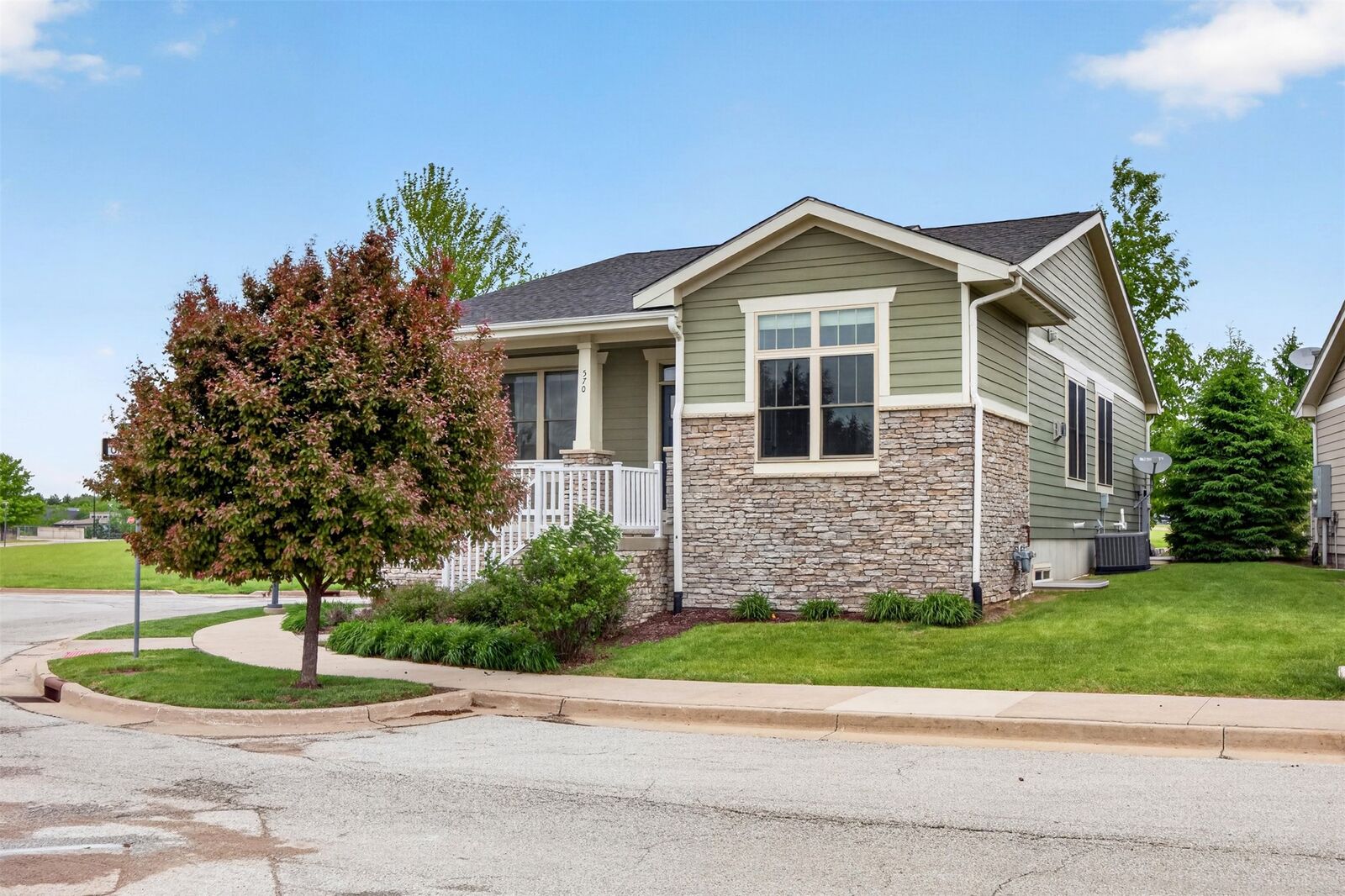 Property Photo:  570 S Crescent Way  IA 50266 