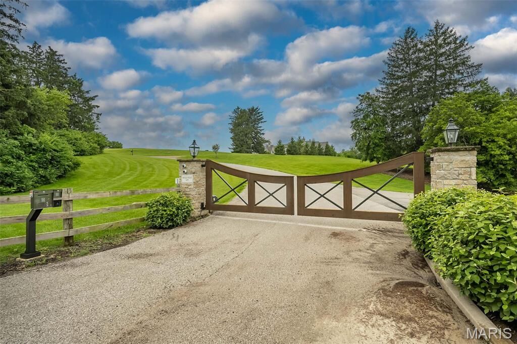 Property Photo:  9 Bridle Ridge Lane  MO 63131 