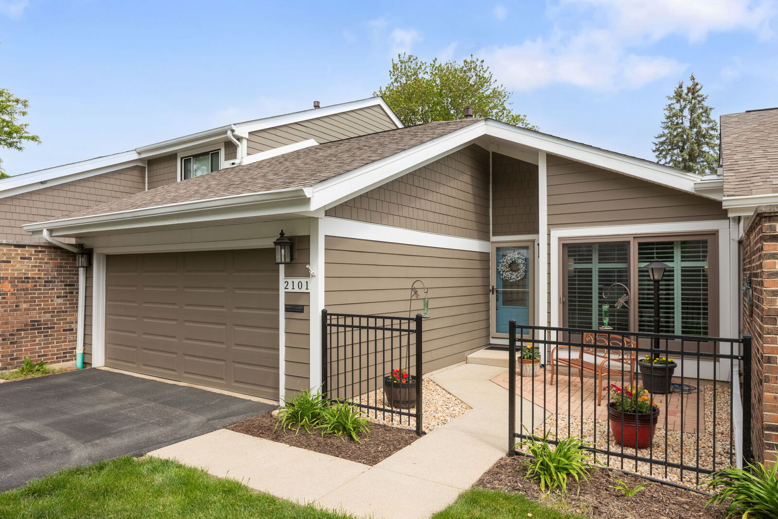 Property Photo:  2101 Timber Lane  IL 60189 