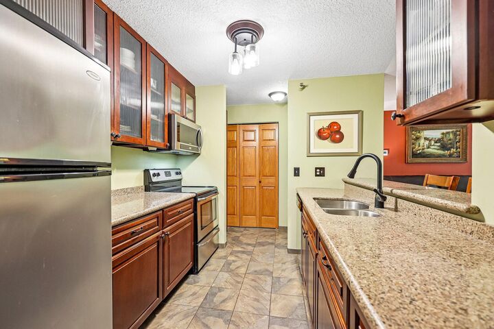 Property Photo:  6030 Chasewood Parkway 201  MN 55343 