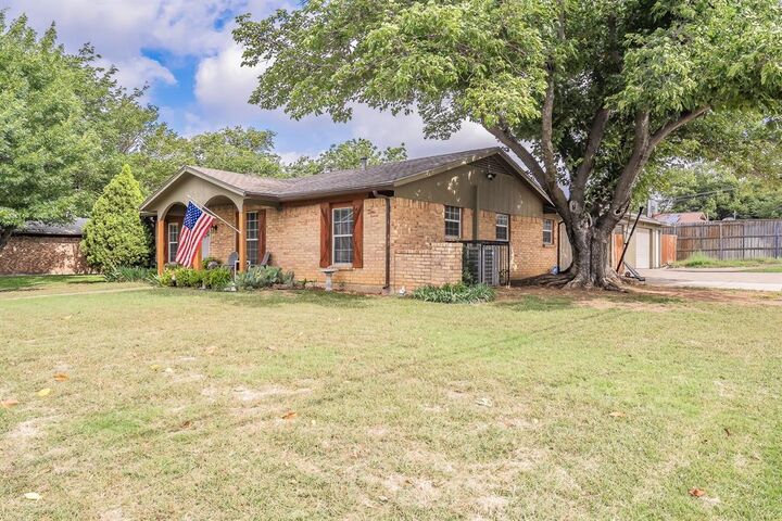 Property Photo: 6037 Lindy Lane TX 76148