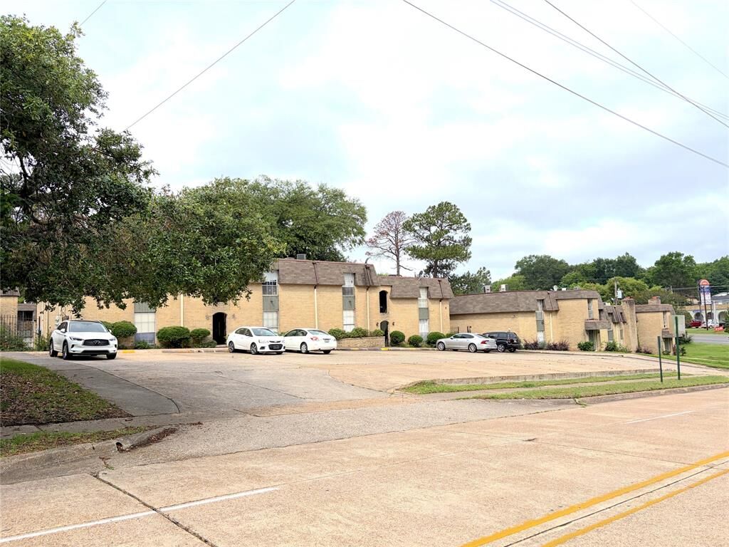 Property Photo:  7000 Creswell Road 215  LA 71106 