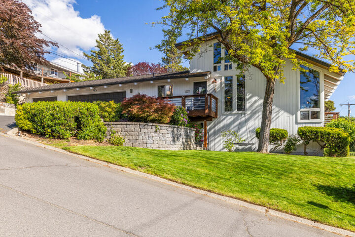 Property Photo: 727 Hillside Avenue OR 97601