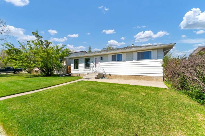 Property Photo:  10 Hayward Court NE  AB T1C 1E2 