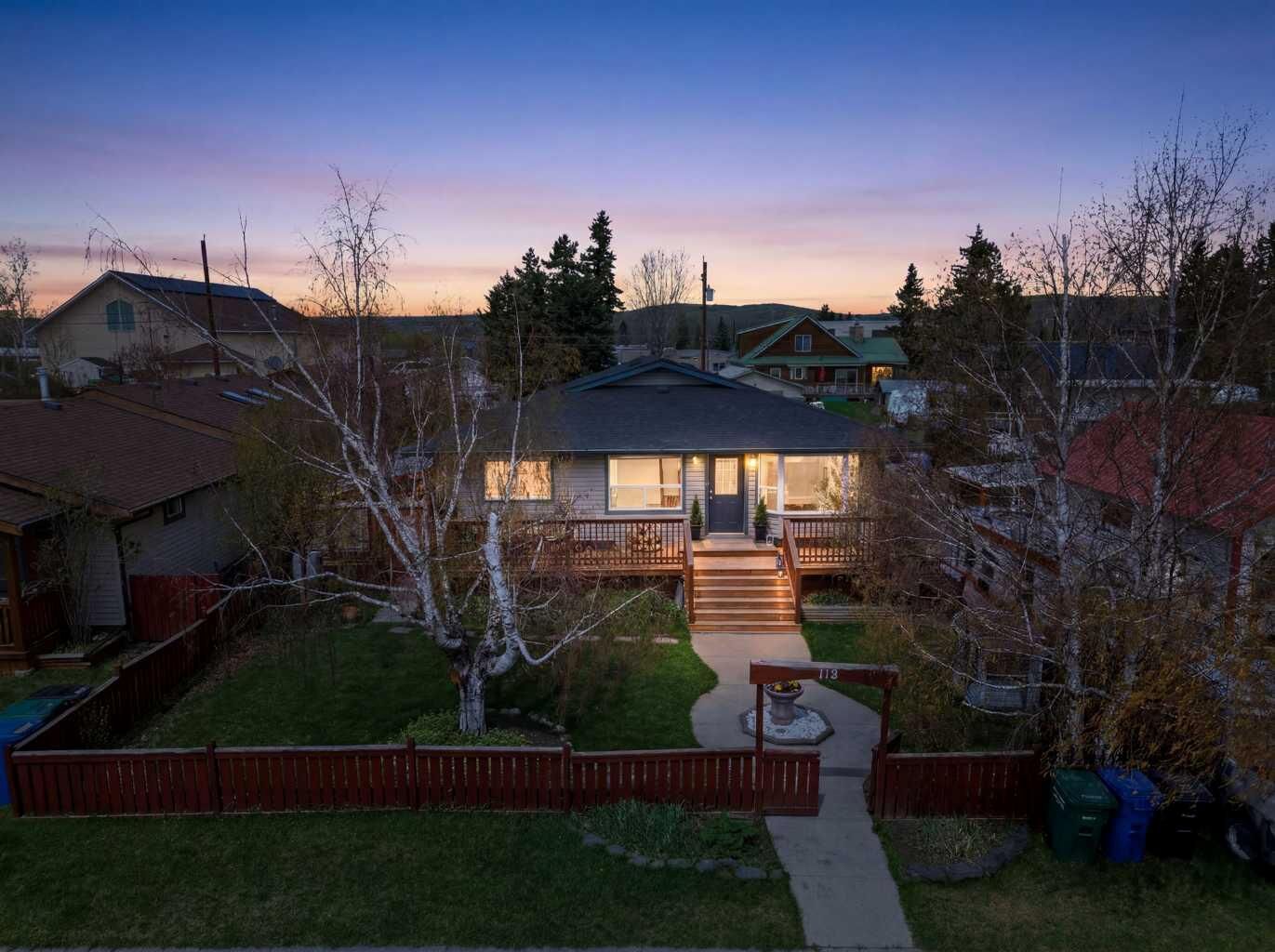 Property Photo:  118 Frontenac Avenue NW  AB T0L 2A0 