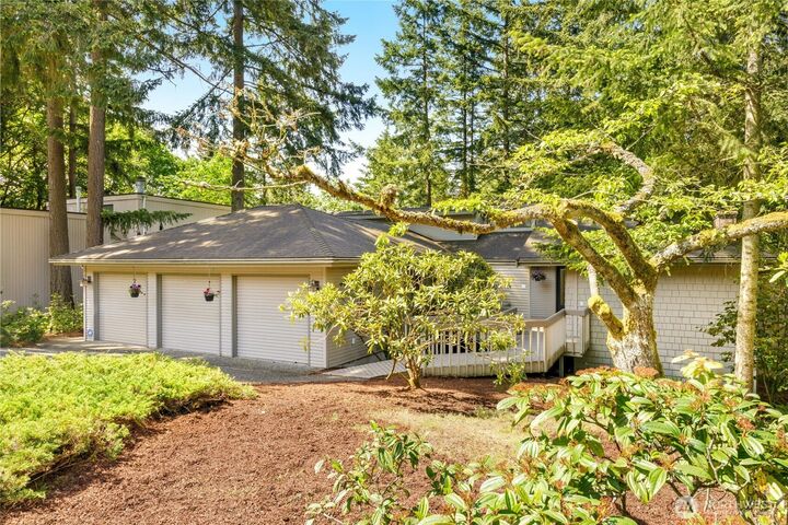Property Photo:  5221  Somerset Drive SE  WA 98006 