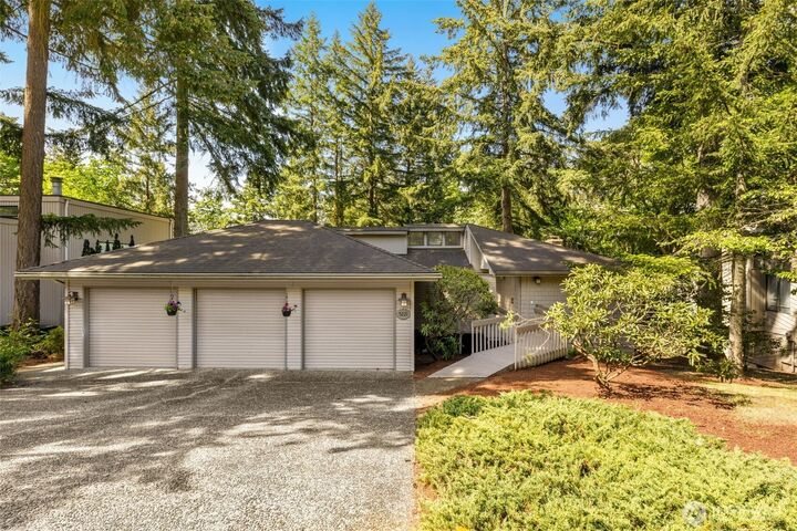 Property Photo:  5221  Somerset Drive SE  WA 98006 