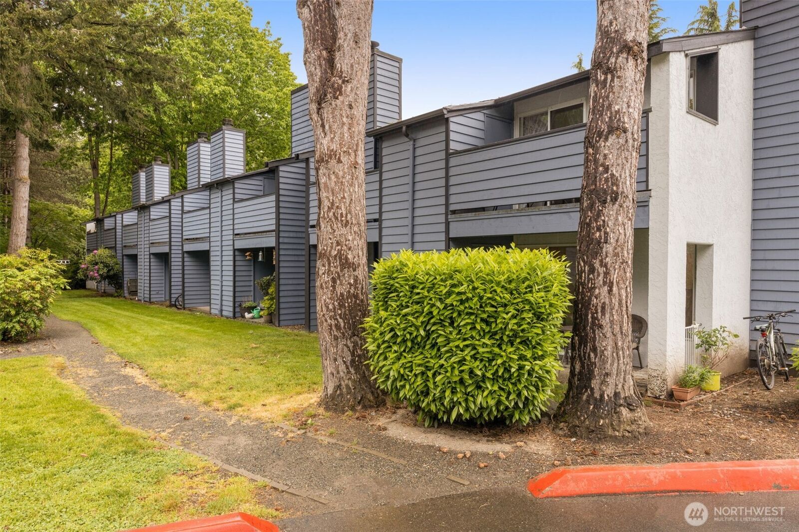 Property Photo:  280  Newport Wy NW  NW B15  WA 98027 
