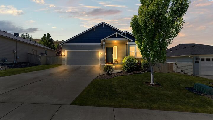 Property Photo:  2010 S Kellogg Pl  WA 99338 