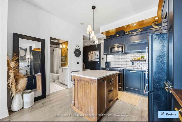 Property Photo: 28 Linden Street 2203 ON M4Y 0A4