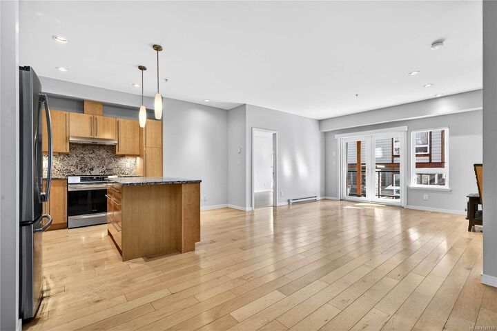 Property Photo:  6591 Lincroft Rd 202  BC V9Z 1M2 