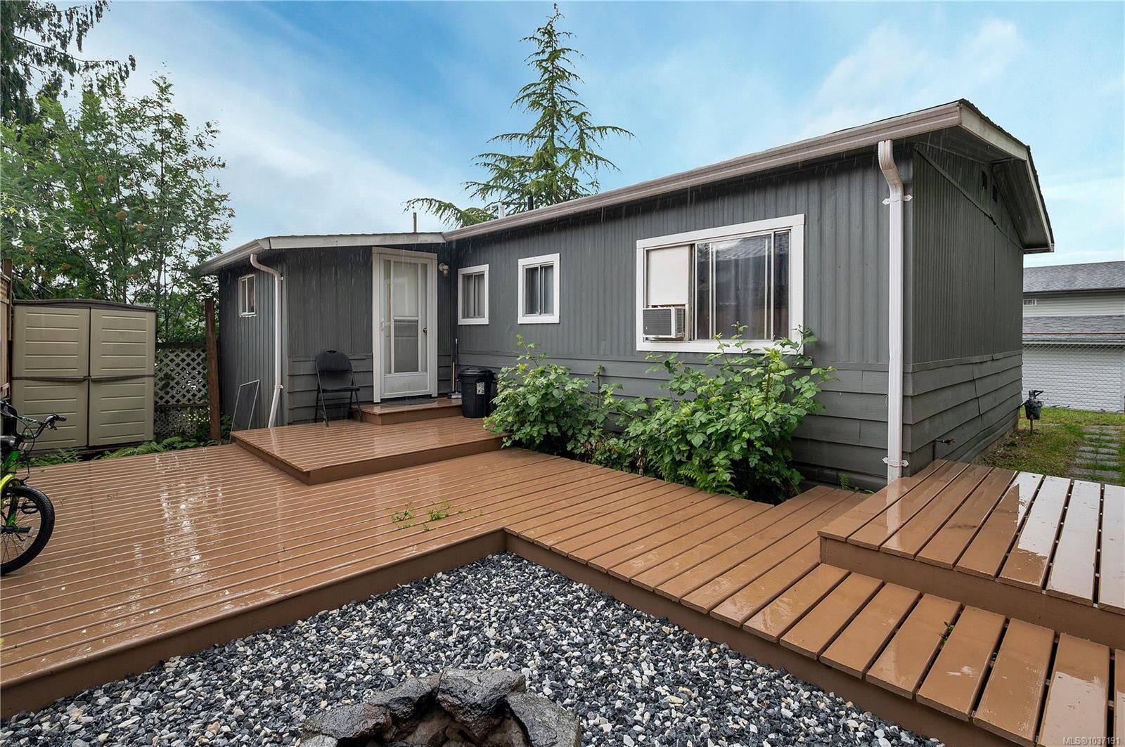 Property Photo:  943 Hemlock St  BC V9W 3E5 
