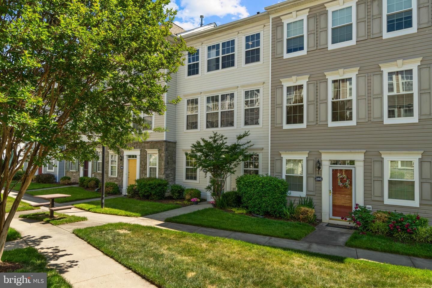Property Photo: 21843 Kelsey Square VA 20147