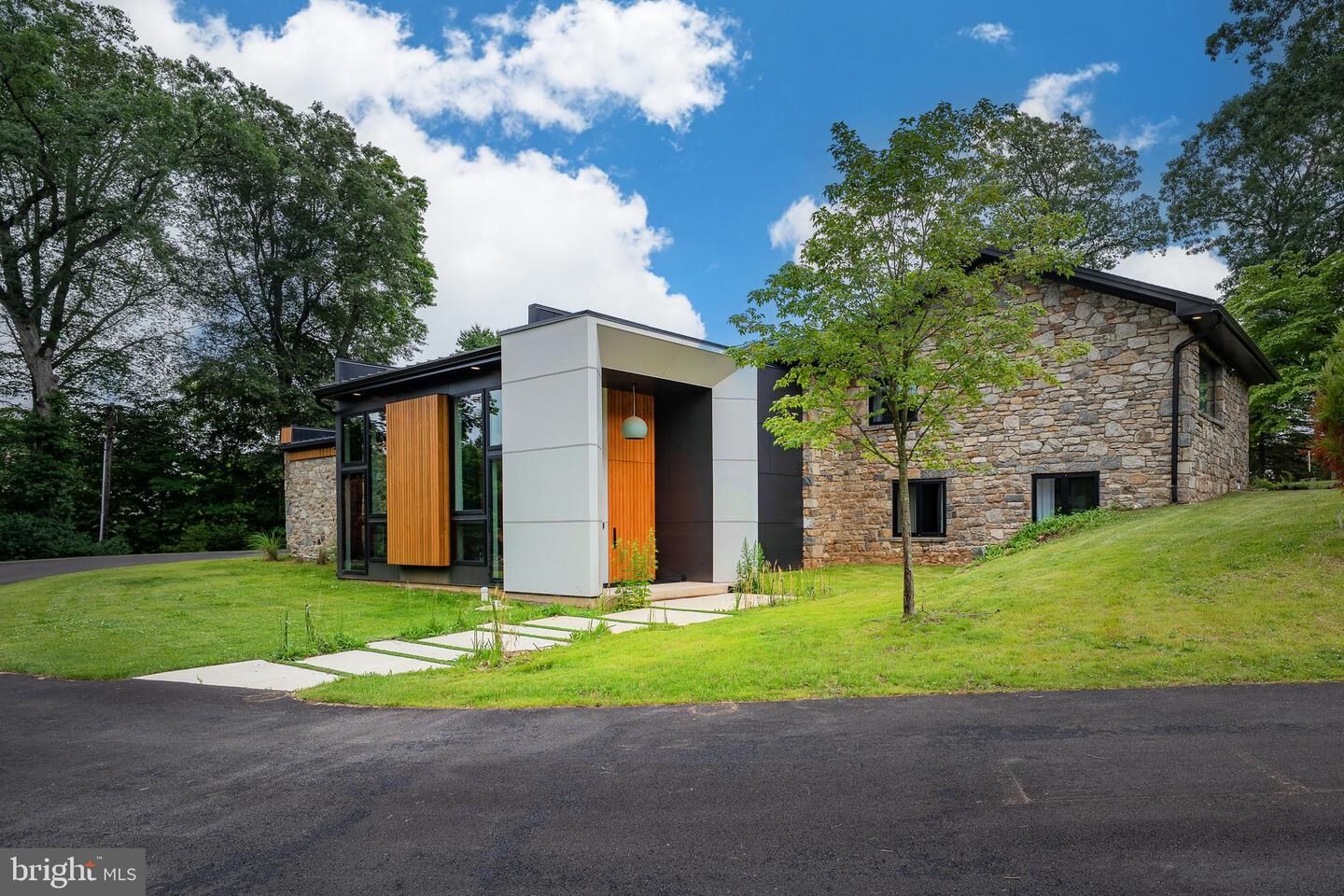 Property Photo: 1096 Mansion Lane PA 19060