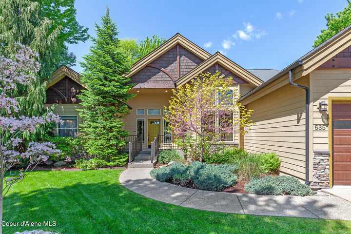 Property Photo:  635 E Round Up Circle  ID 83835 
