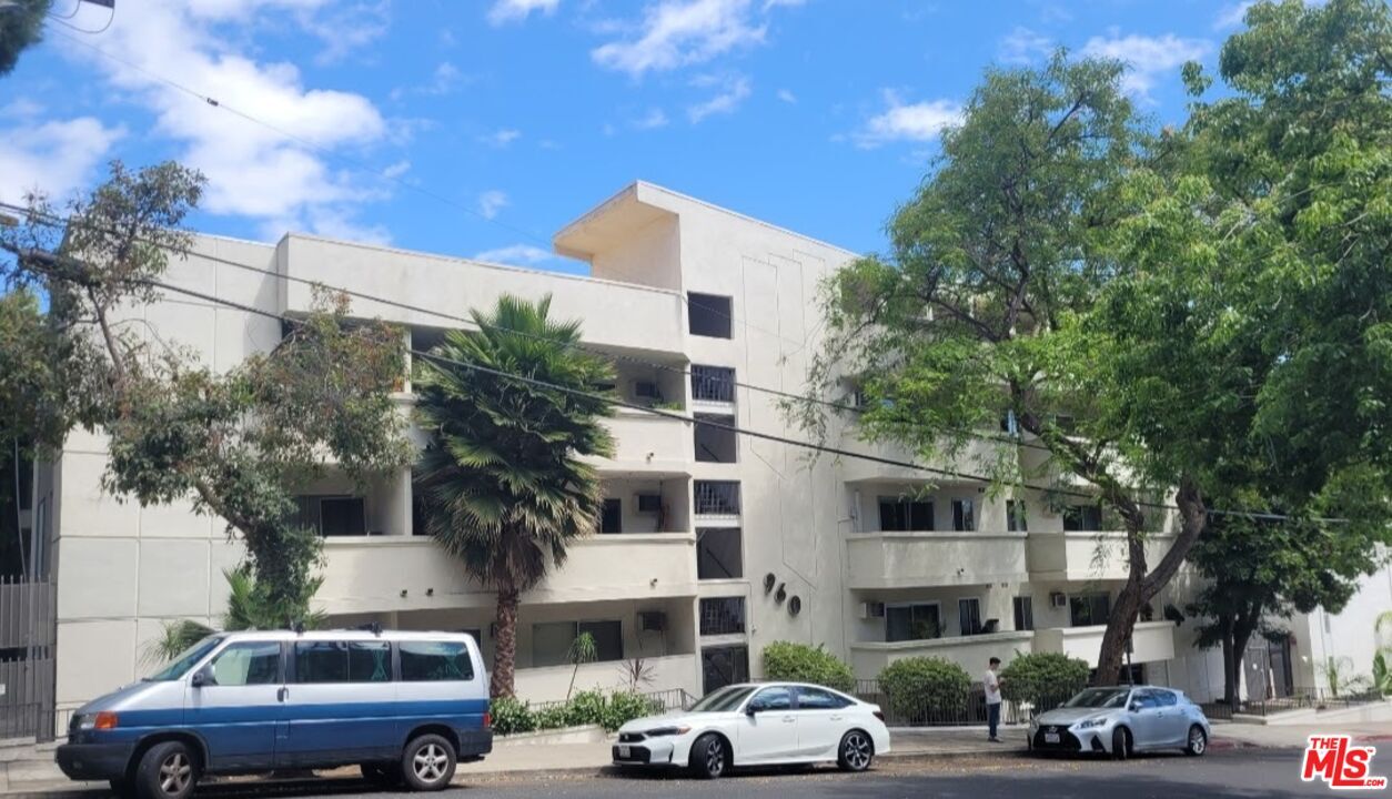 Property Photo:  960 Larrabee St  CA 90069 
