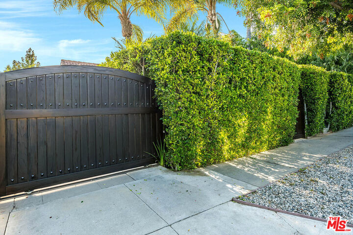 Property Photo: 937 N Laurel Ave CA 90046