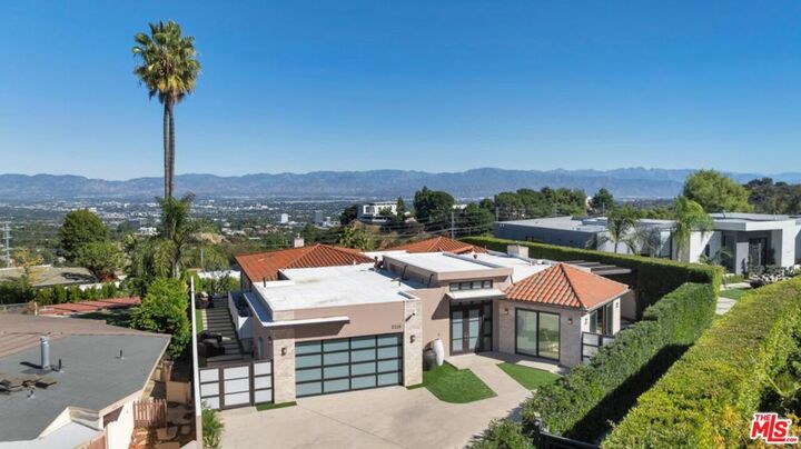 Property Photo:  3116 Elvido Dr  CA 90049 