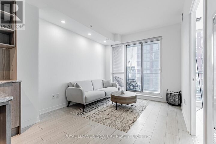 Property Photo:  31 Tippett Road 1208  ON M3H 0C8 