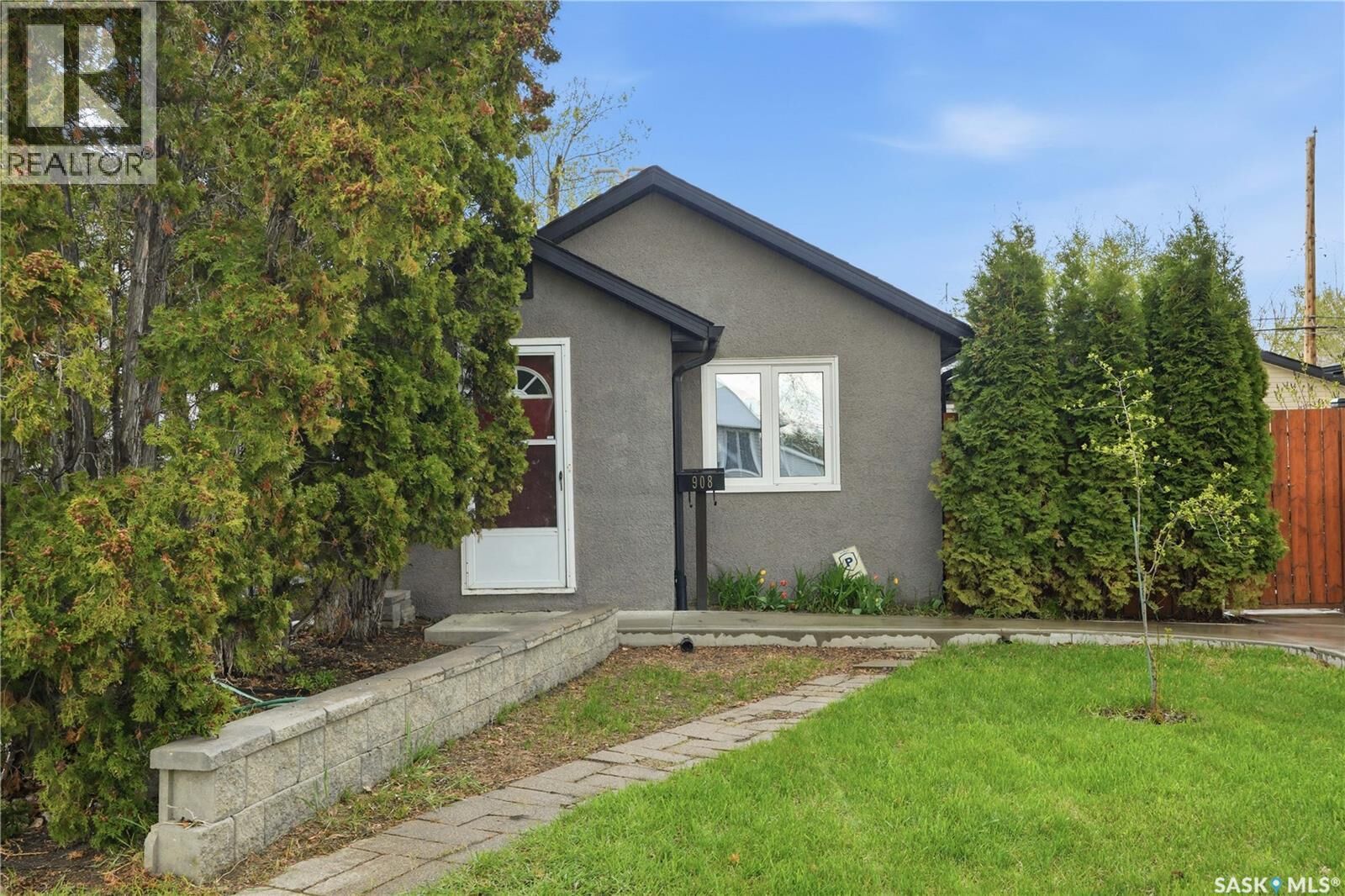 Property Photo:  908 L Avenue N  SK S7L 2R6 