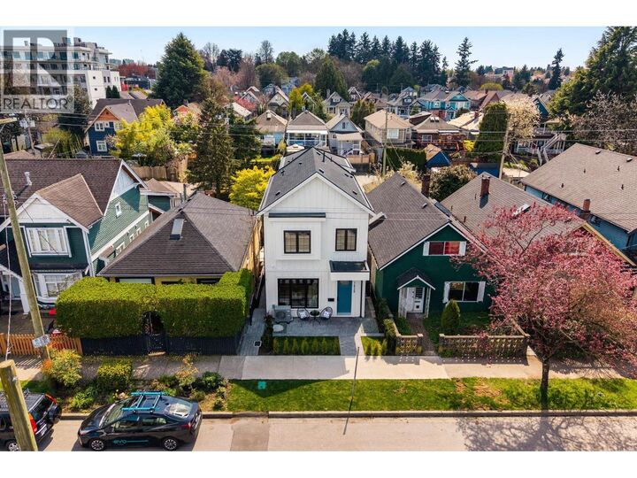 Property Photo: 1620 East 11th Avenue 1 BC V5N 1Y7