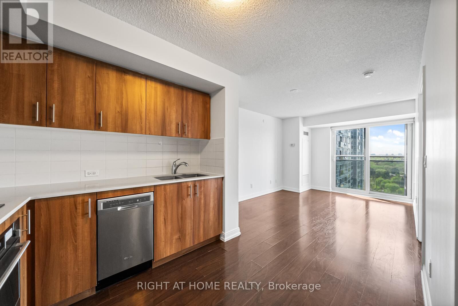 Property Photo: 255 Village Green Square 1505 ON M1S 0L7