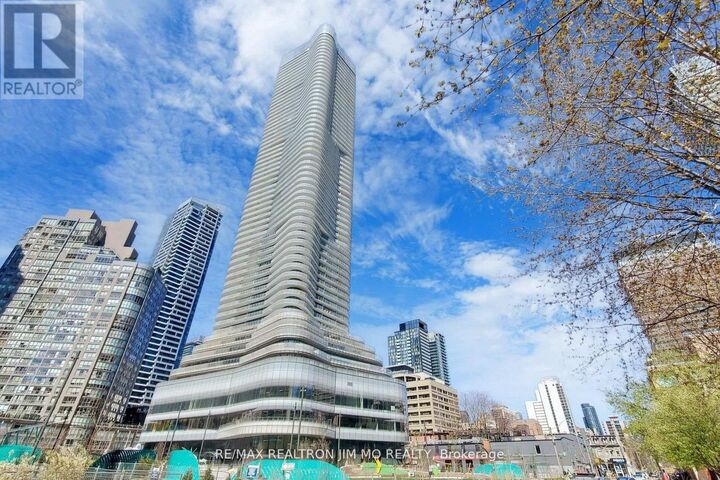 Property Photo:  11 Wellesley Street West 5510  ON M4Y 0G4 