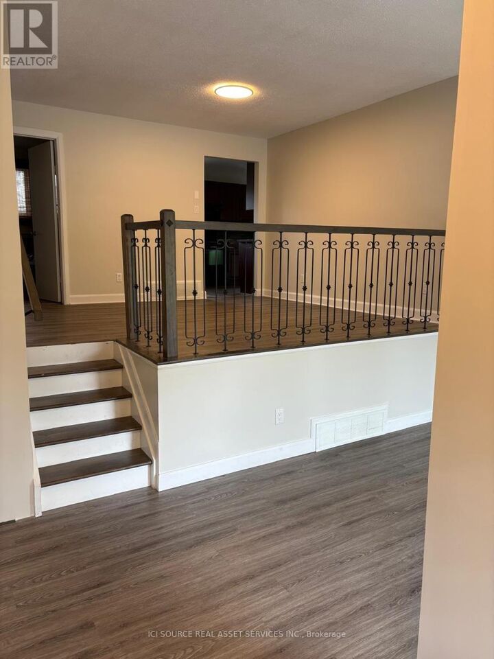 Property Photo:  2 Caribou Avenue  ON K2S 1M5 