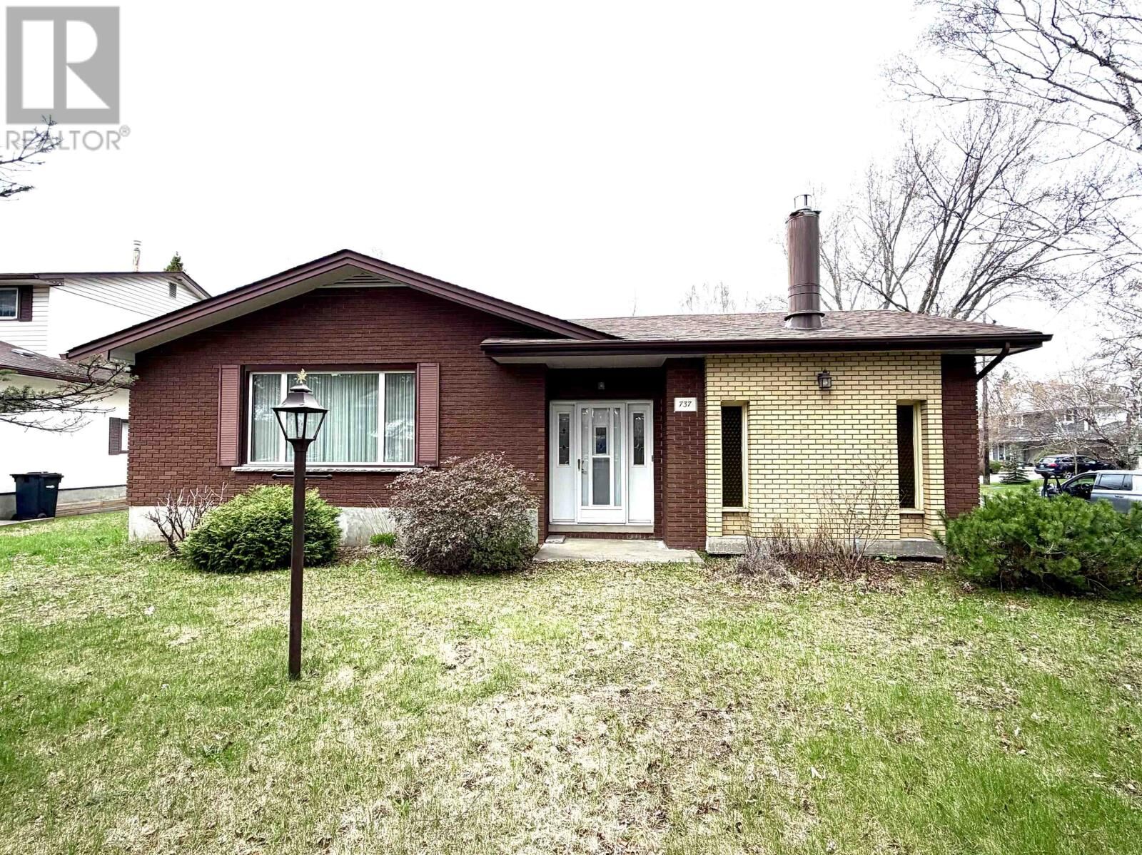 Property Photo:  737 Confederation Dr  ON P7E 3N5 