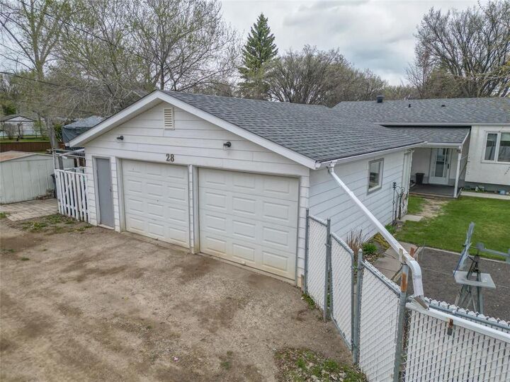 Property Photo: 28 Buttercup Bay MB R7B 1G3