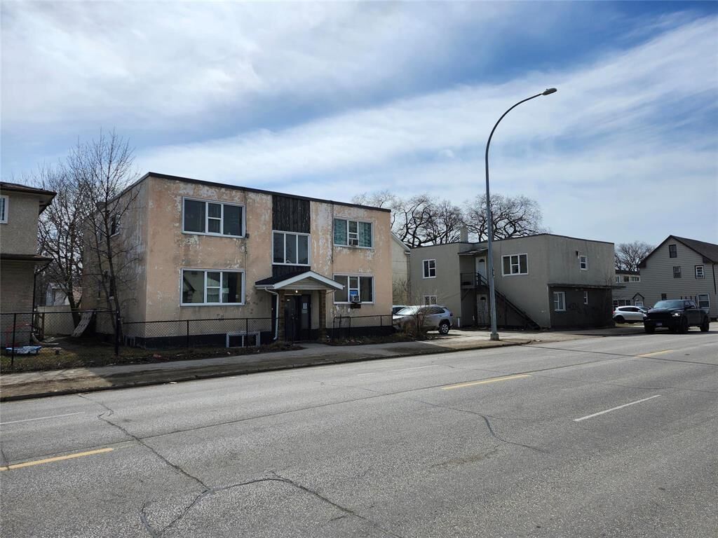 Property Photo:  407 St John's Avenue  MB R2W 4L9 