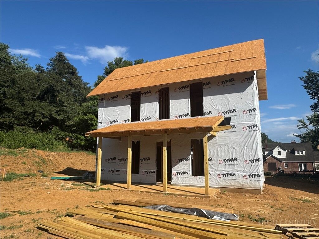 Property Photo:  2 North Jefferson Avenue  NC 28694 