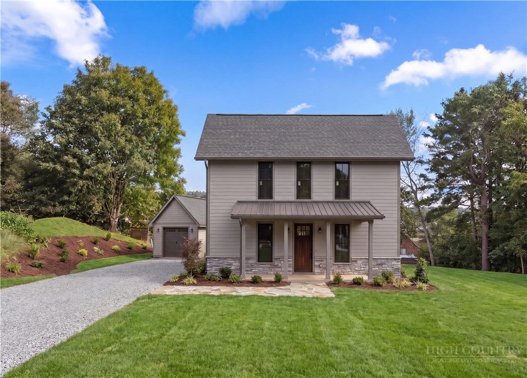 Property Photo:  2 North Jefferson Avenue  NC 28694 