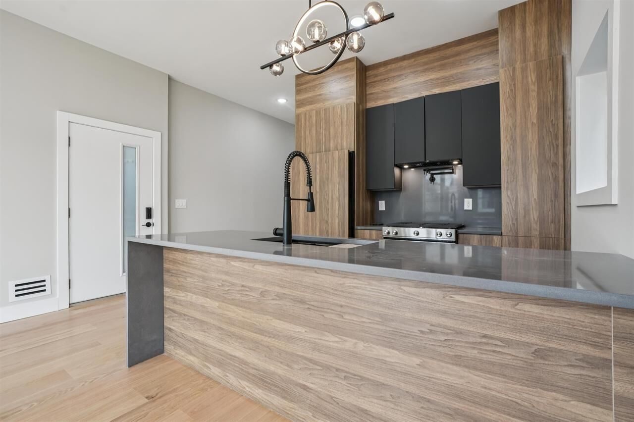 Property Photo:  68 Thorne St 1  NJ 07307 