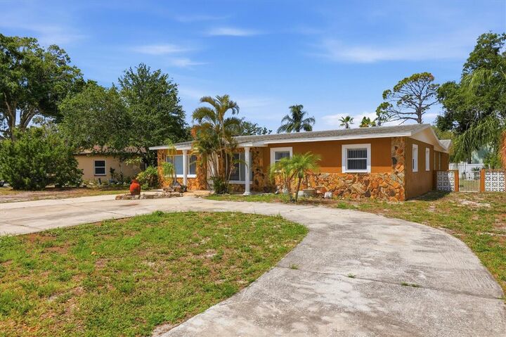 Property Photo:  721 Bayshore Drive  FL 34689 