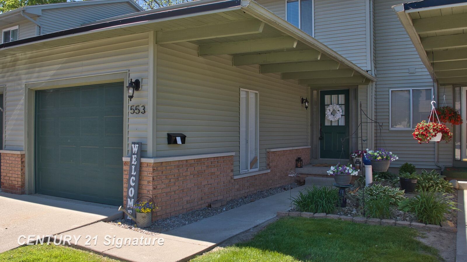 Property Photo:  553 Oakbrook Circle  MI 48433 