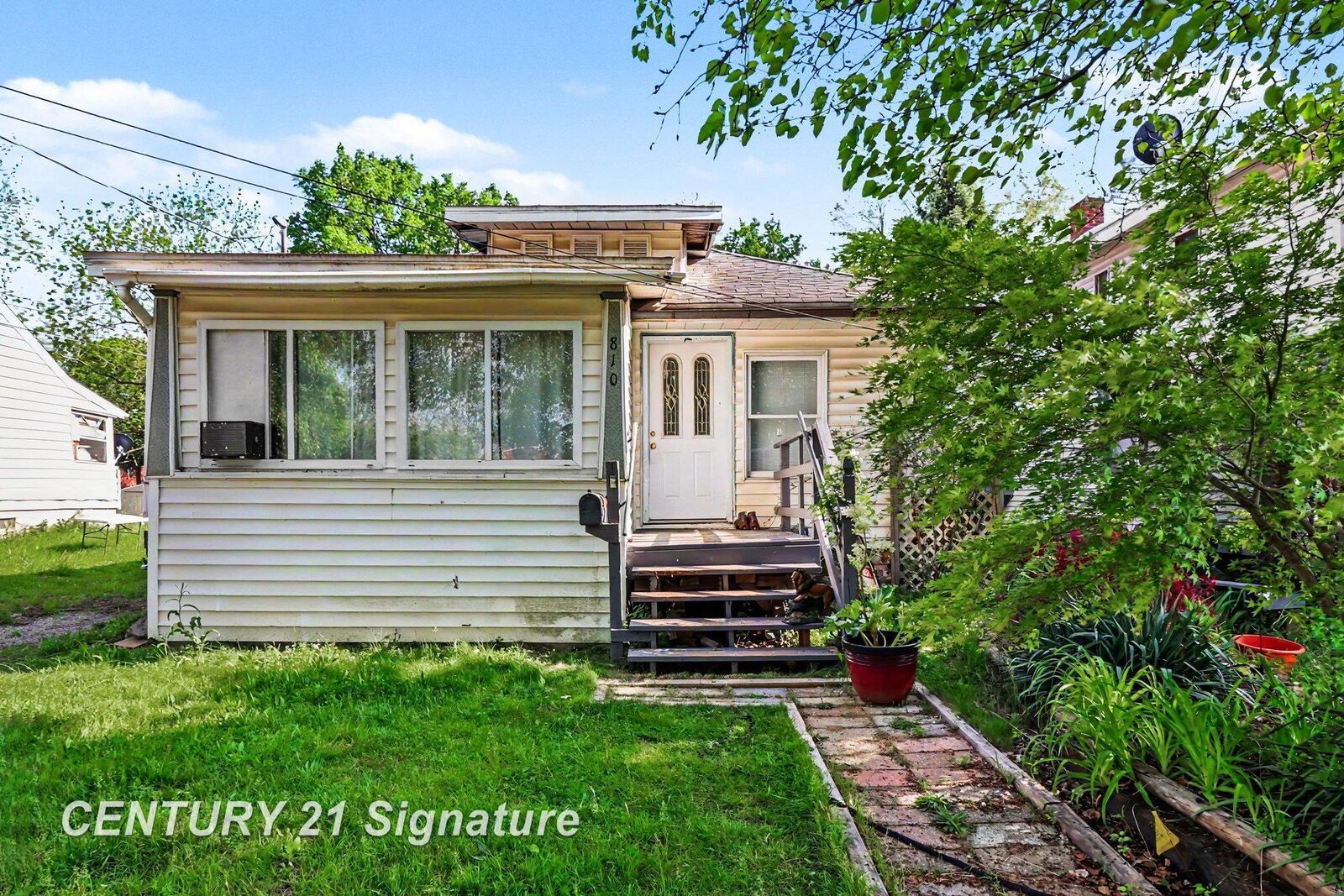 Property Photo:  810 McKinley Street  MI 48906 