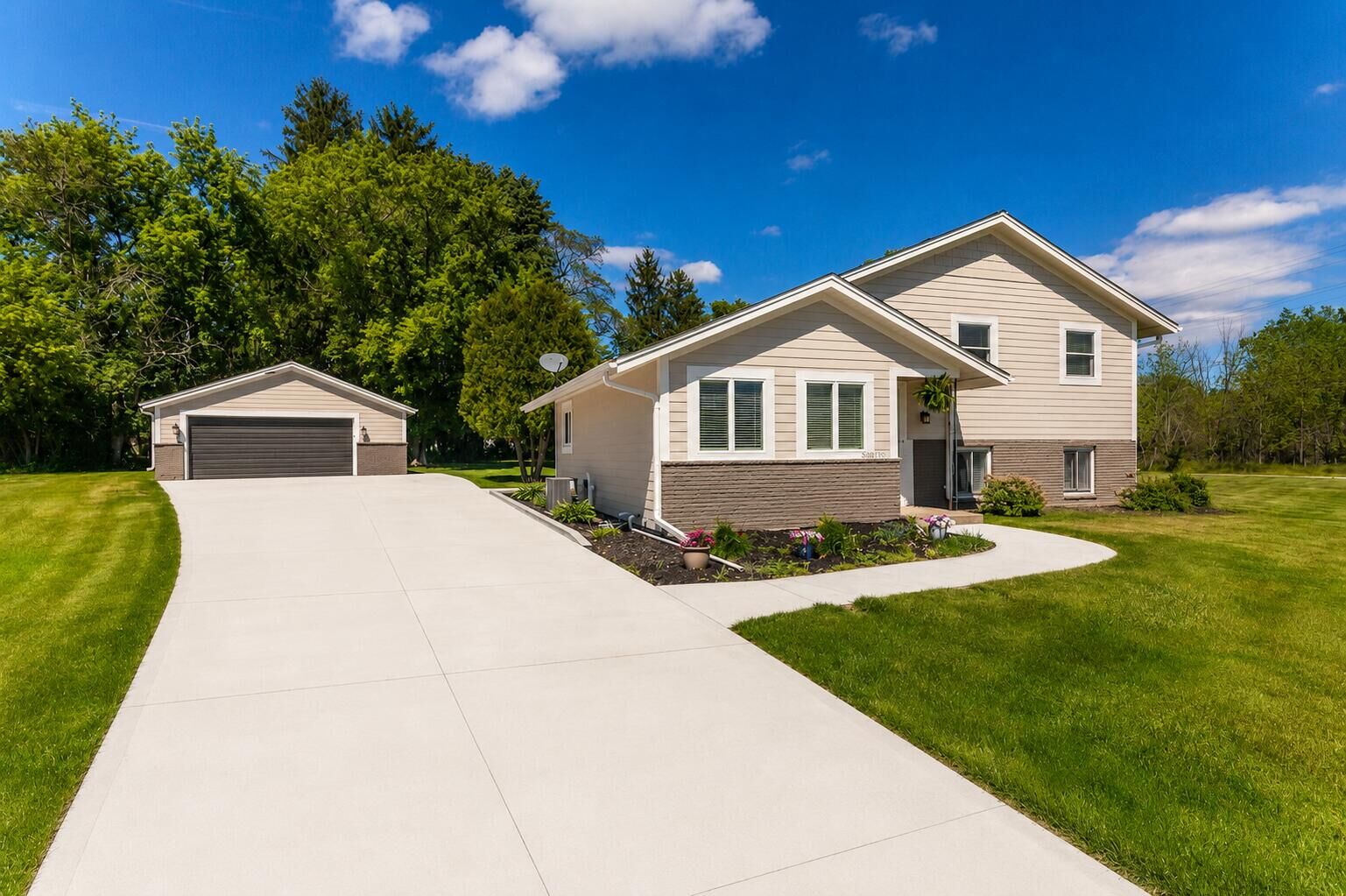 Property Photo: N20w28282 Oakton Rd WI 53072