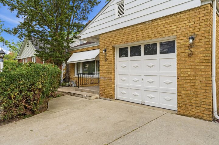 Property Photo:  306 W Lonnquist Boulevard  IL 60056 