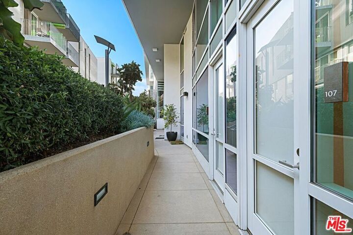 Property Photo: 1705 Ocean Avenue 107 CA 90401